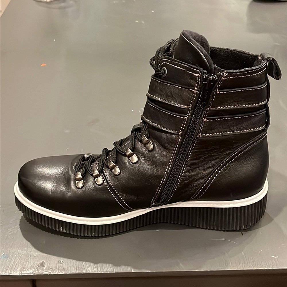 Dromedaries boots. Size 41 (similar to women’s 9 1/2) Excellent condition!
